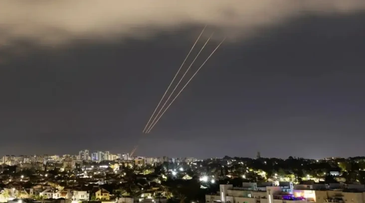 Iran menyerang Israel,...