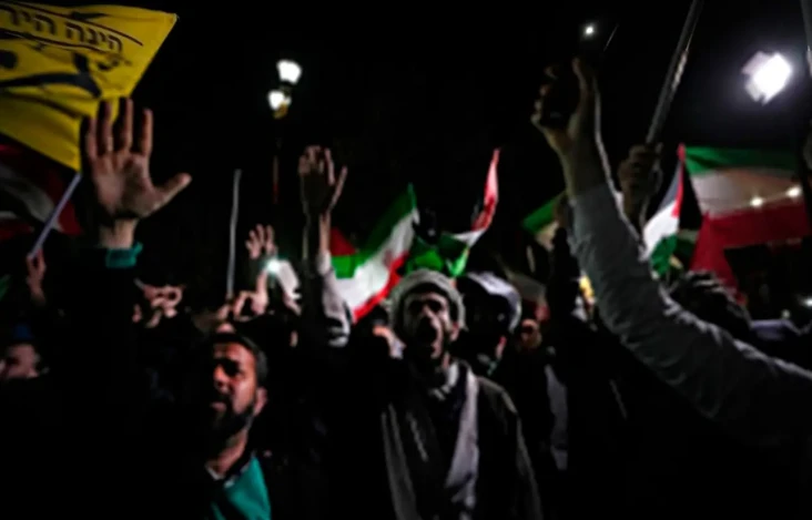 Ribuan Warga Iran Rayakan...