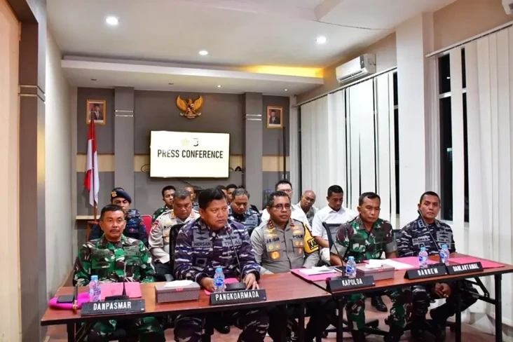 Bentrokan TNI AL dan...
