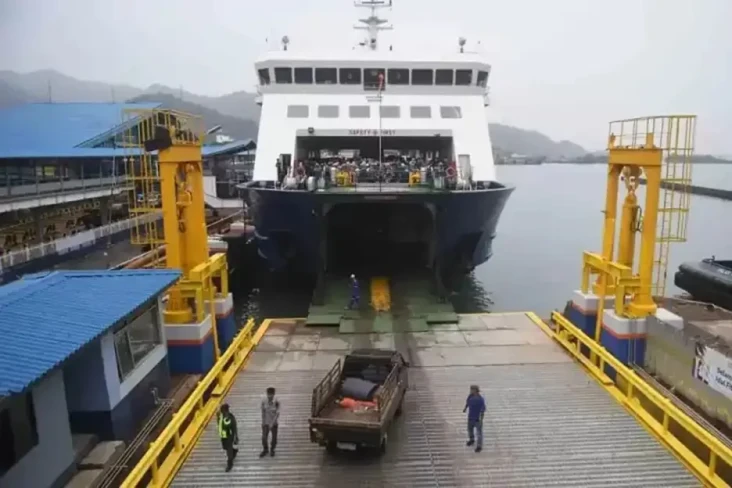 Antrean di Pelabuhan...