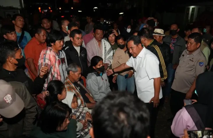 Kunjungi Korban Longsor...