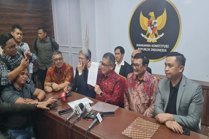 Megawati Serahkan Amicus...