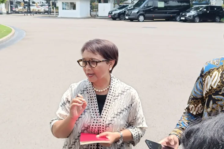 Menlu Retno Telepon...