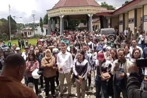 Bupati Manggarai Pecat...