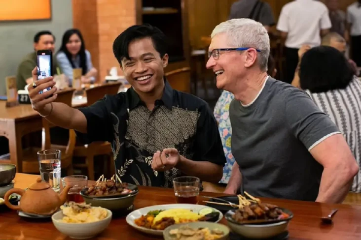 CEO Apple Tim Cook Nikmati...