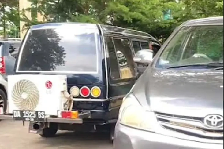Agak Laen, Mobil Ini...