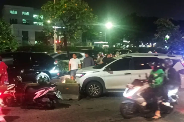 Mobil Tabrak Pembatas...