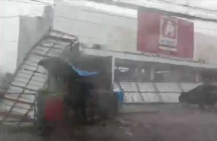 Hujan Disertai Angin...