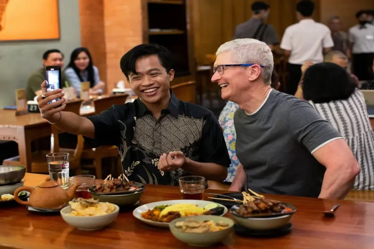 CEO Apple Tim Cook Berkunjung...