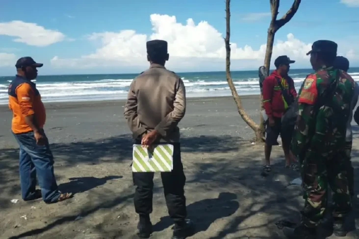 2 Wisatawan Terseret...
