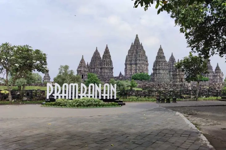 Sebanyak 243.821 Wisatawan...