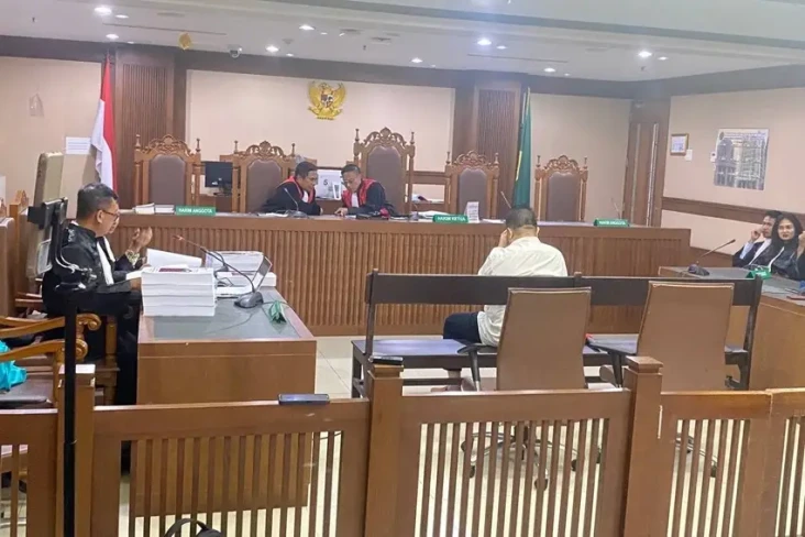 Mantan Bupati Muna Rusman...