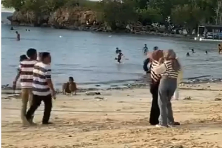 Viral! Wisatawan Pantai...
