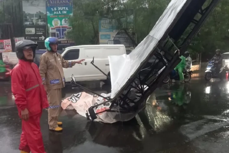 Baliho di Simpang Parung...