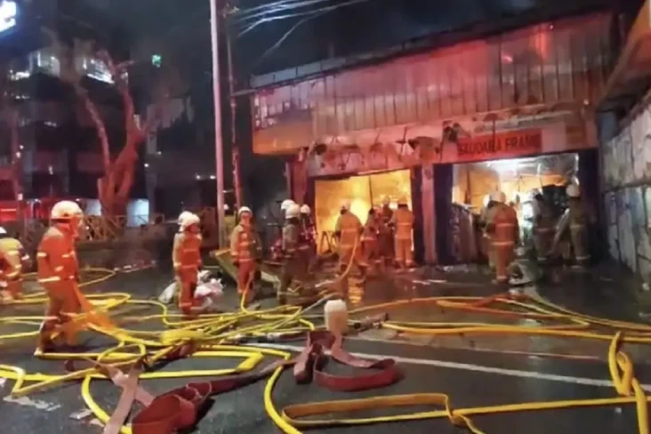 Petugas Kesulitan Padamkan...