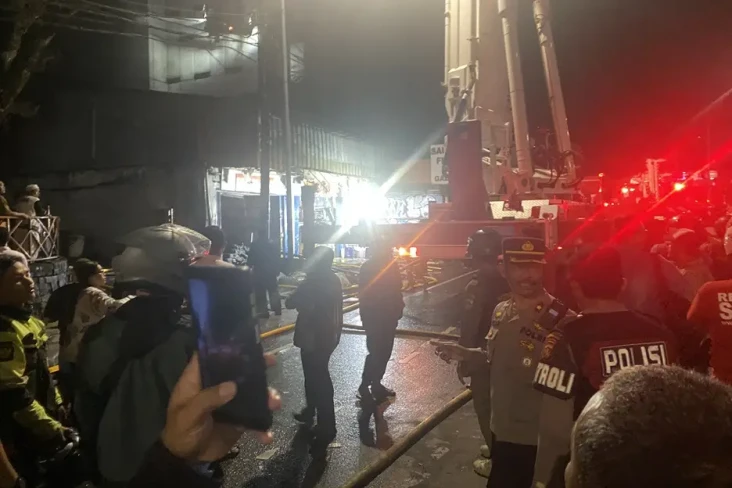 7 Orang Terjebak di...