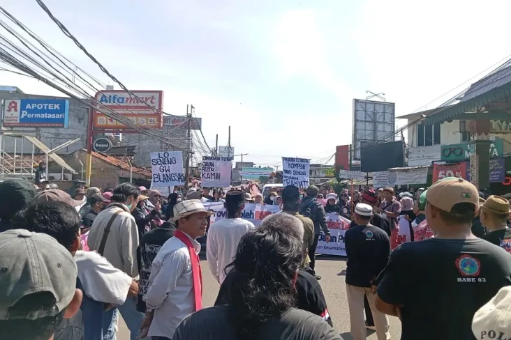 Tolak Penutupan, Ratusan...