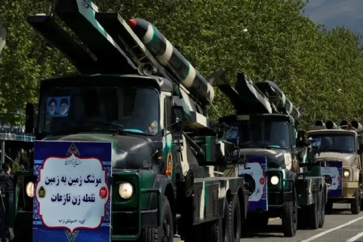 Iran Pamer Rudal untuk...