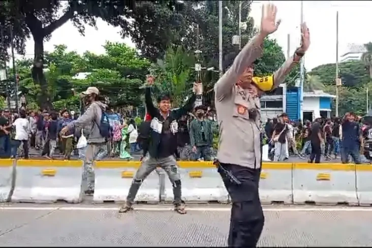 Ricuh, Massa Pendukung...