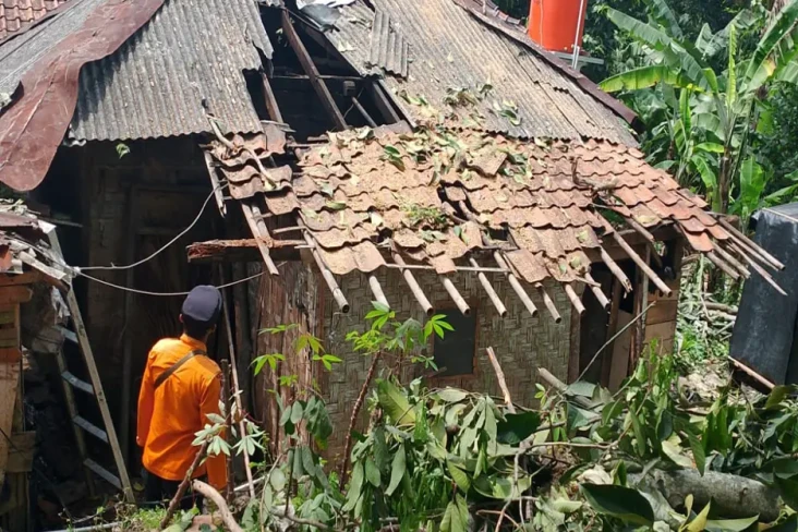 38 Rumah Warga dan Sekolah...