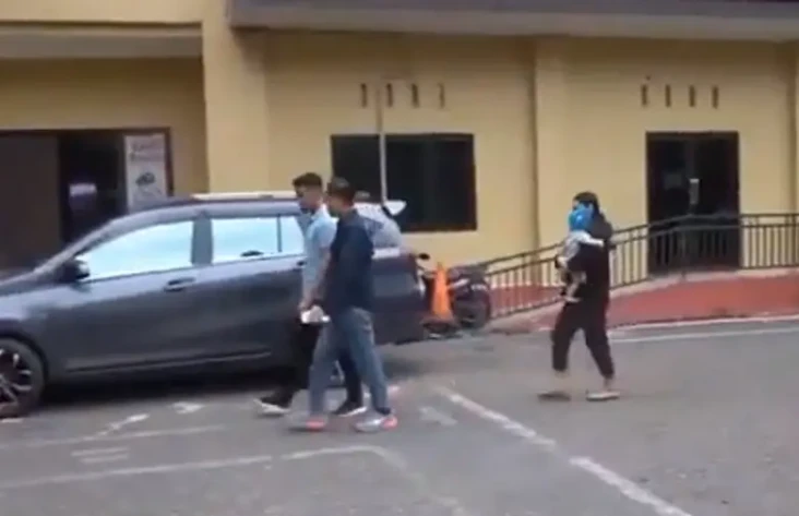 Ibu Kandung Aniaya Bayinya...