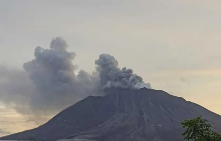 Gunung Ruang Erupsi...