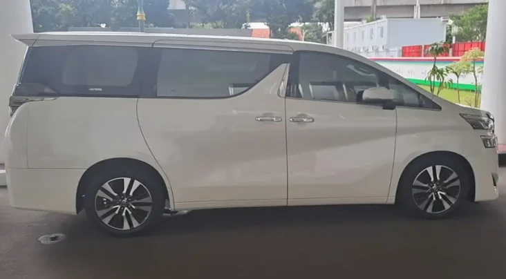2 Mobil Mewah Suami...