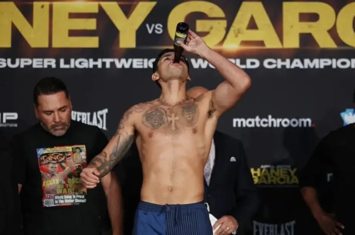 Ryan Garcia Tenggak...