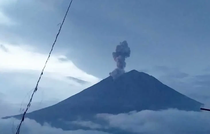 Gunung Semeru Erupsi,...