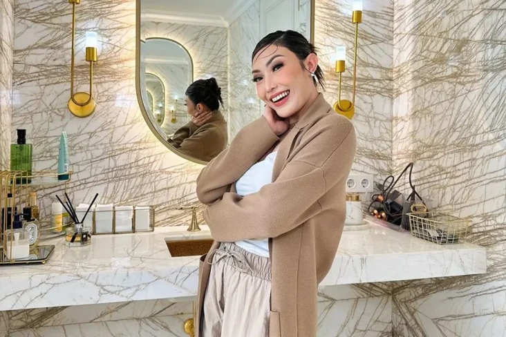 Ayu Dewi Mendadak Curhat,...