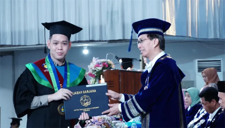 Kisah Kenny, Wisudawan...