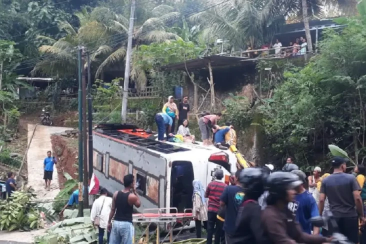 9 Penumpang Terluka...
