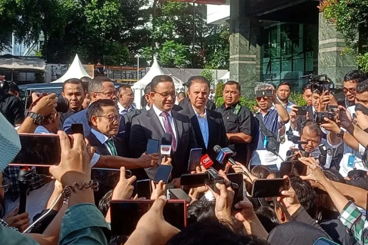 Anies Irit Bicara Respons...