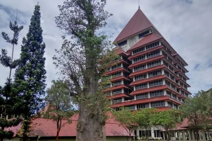 12 Universitas dengan...