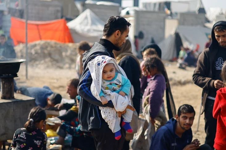 Brutal Menggempur Gaza,...