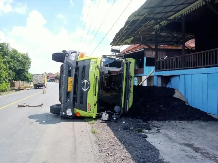 Sopir Ngantuk, Truk...