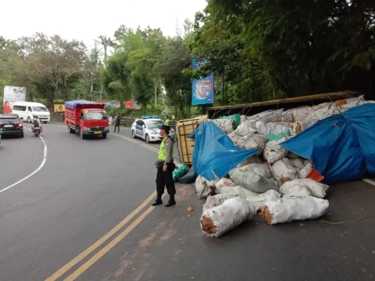 Tak Kuat Menanjak, Truk...