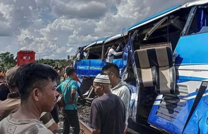 KA Rajabasa Tabrak Bus...
