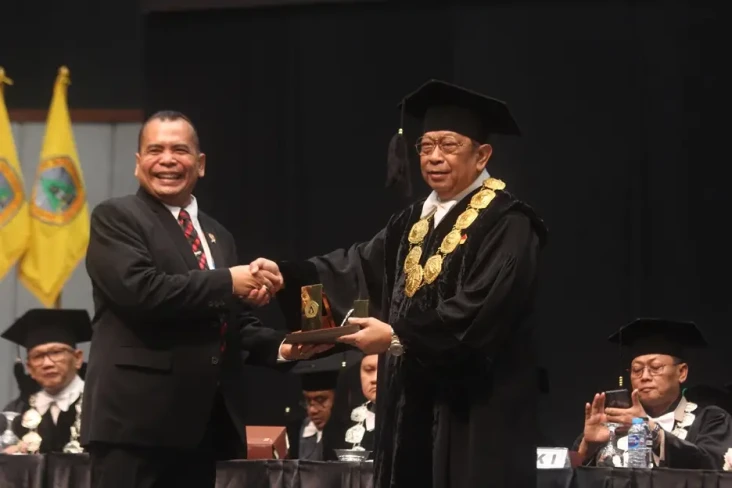 Di Wisuda Universitas...