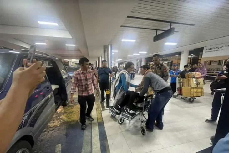 Penumpang Pesawat Sakit...