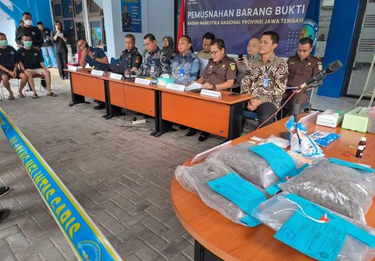 Sembunyikan Ganja 6...