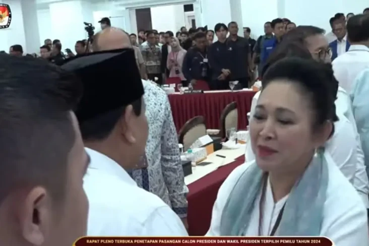 Prabowo Jabat Tangan...