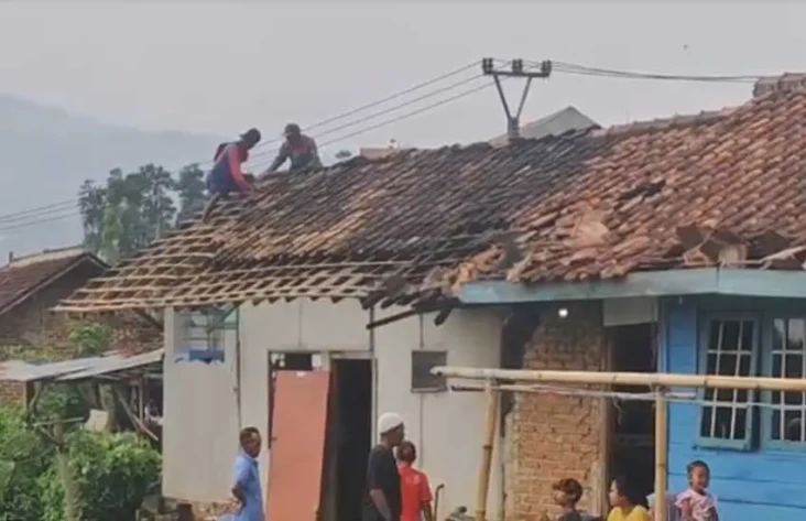 Puluhan Rumah di Kabupaten...