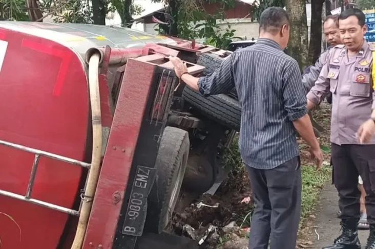 Sopir Ngantuk, Truk...