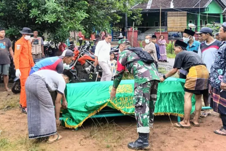 Asyik Bermain, Bocah...