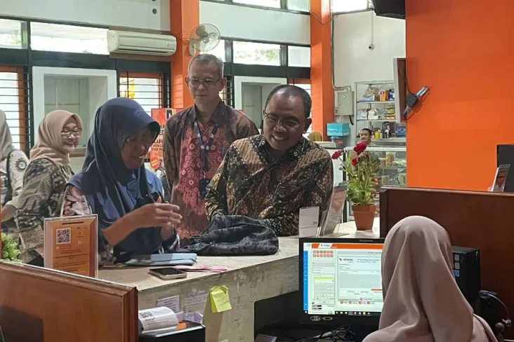 Pos Indonesia Salurkan...