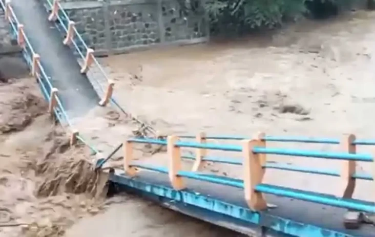 Banjir dan Longsor Landa...