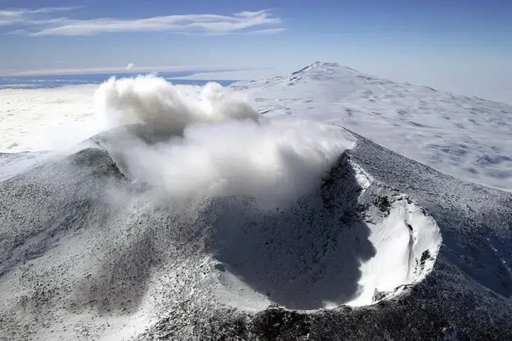 Gunung Berapi Lontarkan...