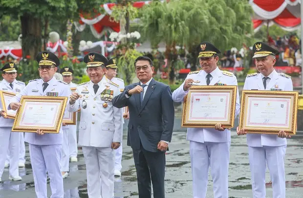 Di Bawah Kepemimpinan...