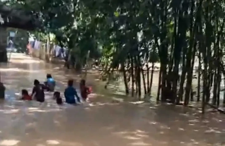 Sungai Cibereum Meluap,...
